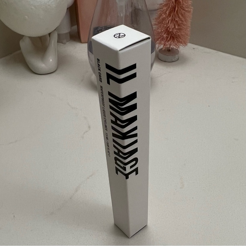 Il Makiage Waterproof Liquid Eyeliner in Shade Black Card